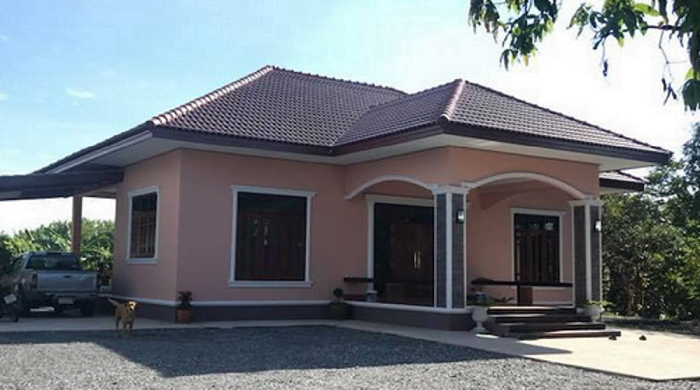 Sometimes building a house does not have to be big. You just have a corner to meet the needs are enough. These are the five small bungalow house designs. The usable area is less than 145 square meters with 1-3 bedrooms, 1-2 bathrooms, kitchen and a terrace, these are suitable for small or medium families.
