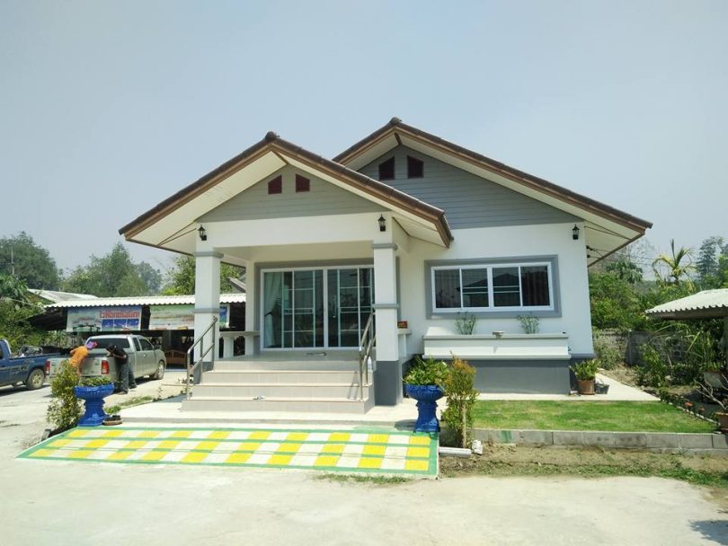This article is filed under Small House, Small Home Design, Small House Design, Small House Plans Modern, Simple Small House Design. Safety and comfort of every family member became a priority of every homeowner when choosing what kind of house to build. When you are looking for a particular house design that will solve this problem, a Bungalow house design can be your option. Don't you know that bungalow living brings surprising advantages, both to homeowners with children or living with seniors? Because bungalow house design is a one-story layout, this could be considered as a perfect house for senior who can no longer climb the stairs or for couples with young children. Bungalows allow everyone to easily and comfortably access the entire living area. If you are looking for a bungalow house design, you might consider this compilation we make for you!